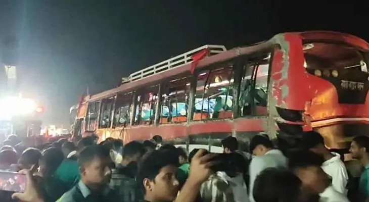 রংপুরে ডিভাইডারে ধাক্কা লেগে যাত্রীভর্তি বাস উল্টে নিহত ১, আহত অন্তত ২০